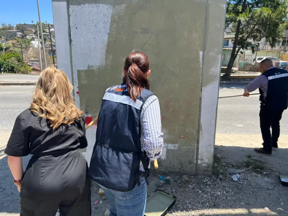 Pintar las bardas de un puente peatonal