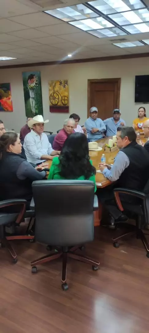 Luego de la liberacin de Centro Cvico, Catalino Zavala, la alcaldesa Norma Bustamante y los trigueros mantuvieron un dilogo constructivo