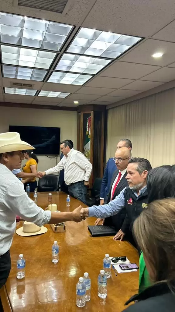 Luego de la liberacin de Centro Cvico, Catalino Zavala, la alcaldesa Norma Bustamante y los trigueros mantuvieron un dilogo constructivo