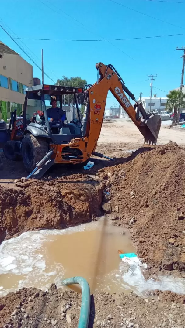 Fuga de agua potable en la colonia Garita de Otay