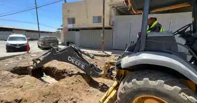 Fuga de agua potable en la colonia Garita de Otay