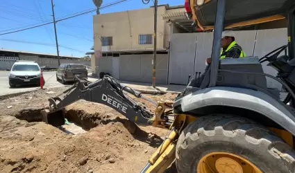 Fuga de agua potable en la colonia Garita de Otay