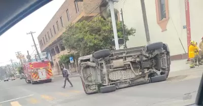 Accidente automovilstico termina en volcadura entre calle Diez y Avenida Ocampo