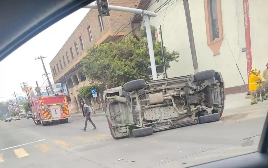 Accidente automovilstico termina en volcadura entre calle Diez y Avenida Ocampo