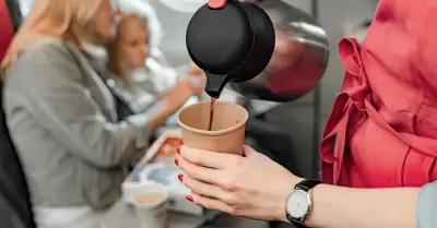 Azafata sirviendo caf� dentro de avi�n