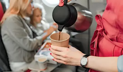 Azafata sirviendo caf� dentro de avi�n