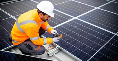 Trabajador instalando paneles solares