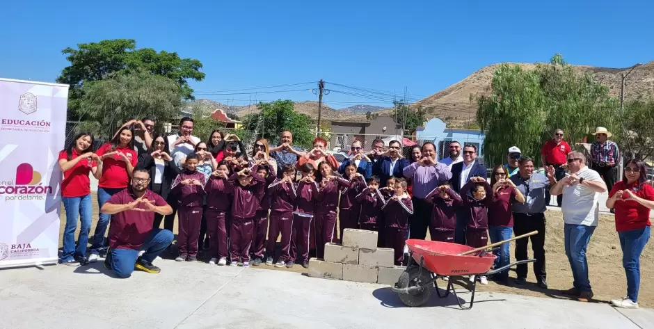 Construccin de escuela primaria "Distribuidores Nissan" en Tecate