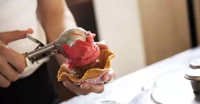 Joven sirviendo helado en cono