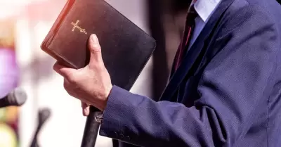 Pastor con una Biblia en la mano durante un sermn. El predicador da un discurso