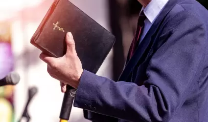 Pastor con una Biblia en la mano durante un sermn. El predicador da un discurso