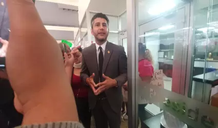 Ciudadanos le gritan que mejor se ponga a trabajar a diputado que se encaden a