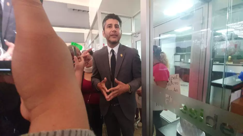 Ciudadanos le gritan que mejor se ponga a trabajar a diputado que se encaden a la puerta de la oficina de la alcaldesa