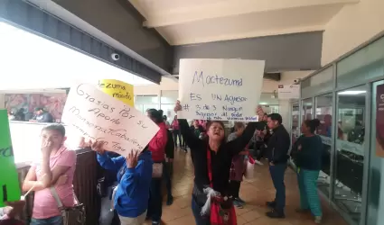 Ciudadanos le gritan que mejor se ponga a trabajar a diputado que se encaden� a 