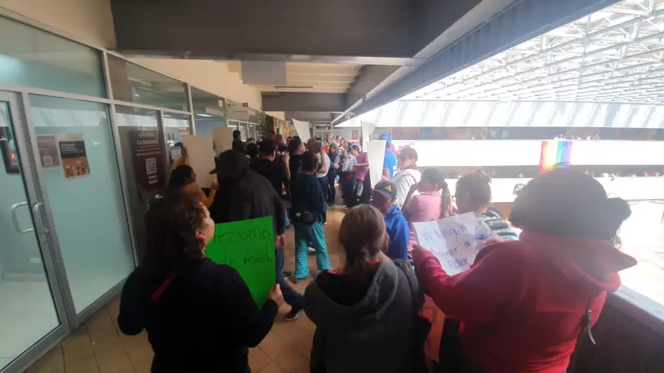 Ciudadanos le gritan que mejor se ponga a trabajar a diputado que se encaden a la puerta de la oficina de la alcaldesa