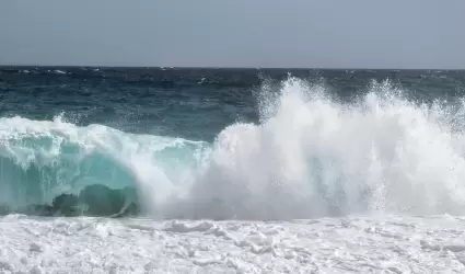 Restringen acceso a playas de Mazatln por alto oleaje