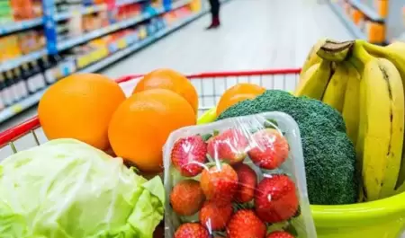 Frutas y verduras en carrito de mandado