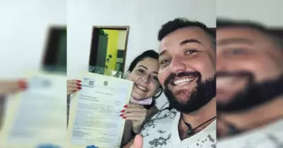 Pareja celebrando su divorcio