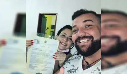 Pareja celebrando su divorcio
