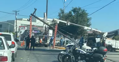 Se report� ca�da de poste el�ctrico sobre el bulevar D�az Ordaz