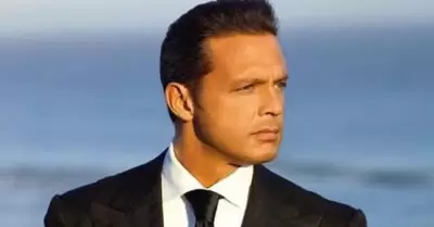 Luis Miguel y Paloma Cuevas viajan en vuelo comercial.