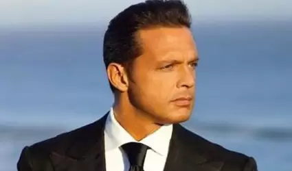 Luis Miguel y Paloma Cuevas viajan en vuelo comercial.