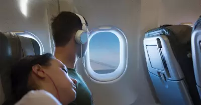 Joven viento por ventana de avi�n