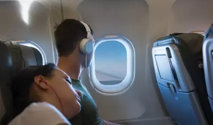 Joven viento por ventana de avi�n