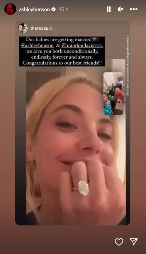 Ashley Benson presumi su anillo de compromiso.