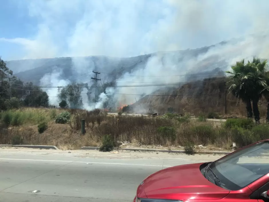 Bomberos atienden incendio