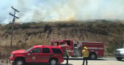 Bomberos atienden incendio