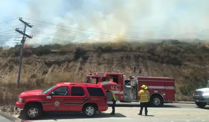 Bomberos atienden incendio