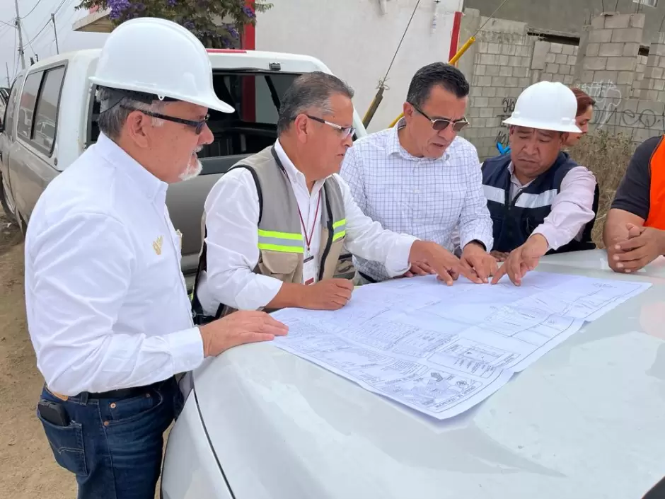 Obra de introduccin de agua potable en colonia Del Castillo