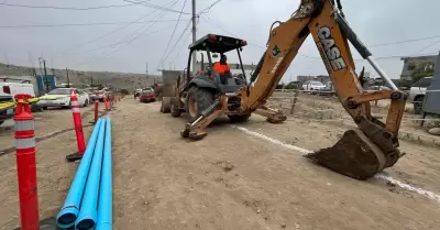 Obra de introduccin de agua potable en colonia Del Castillo