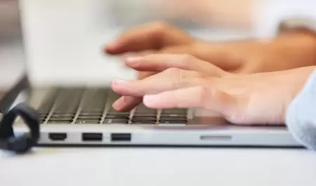 Ni�o usando computadora port�til