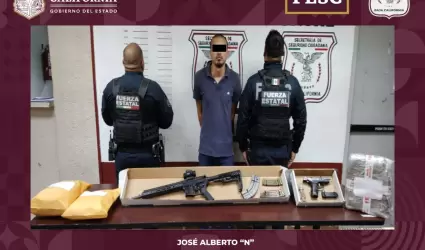 Detiene FESC en flagrancia a hombre que transportaba armas de fuego y drogas en 