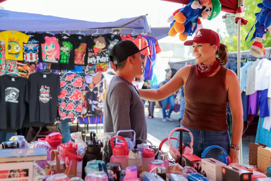 Encuentro con vecinos y visitantes del tianguis de la colonia Santa Rosa