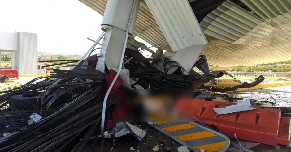 Tráiler impacta contra caseta de cuota de Tecate; Hay un muerto y 7 lesionados