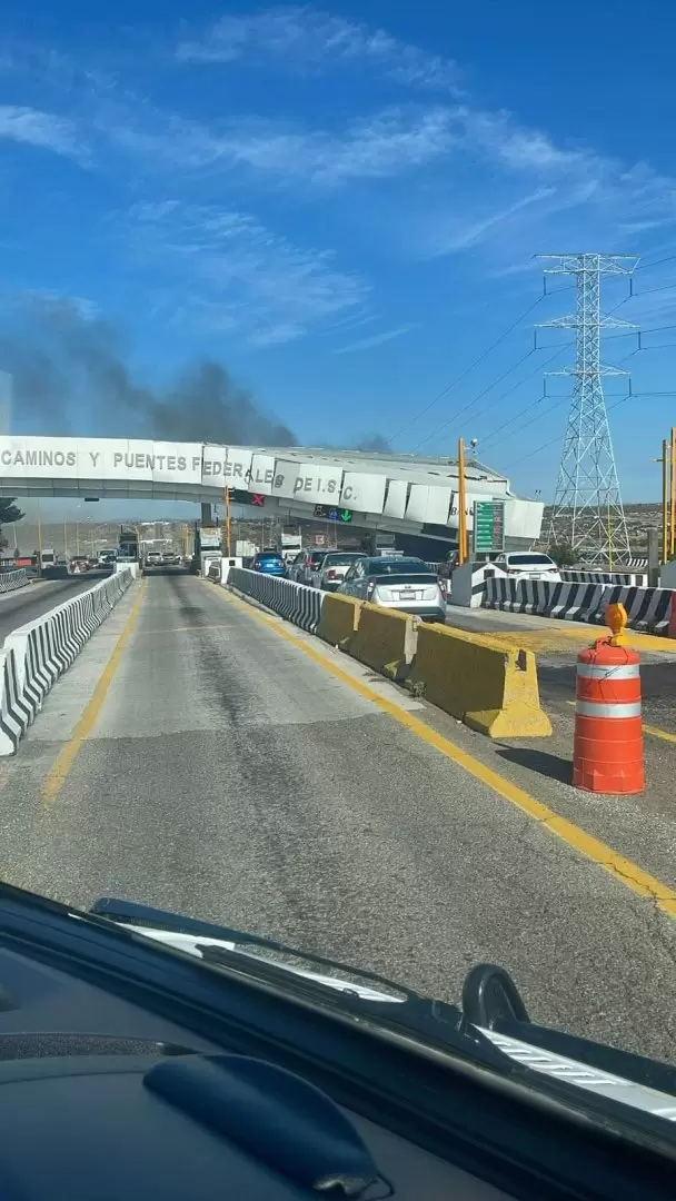 Tráiler impacta contra caseta de cuota de Tecate; Hay un muerto y 7 lesionados