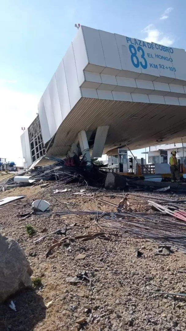 Tráiler impacta contra caseta de cuota de Tecate; Hay un muerto y 7 lesionados