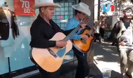 Padre e hijo se ganan la vida como dueto de msica