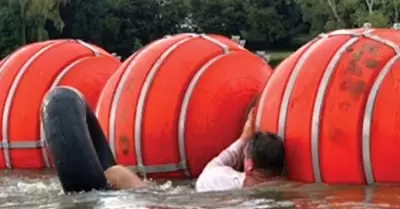 Colocacin de boyas flotantes en el Ro Bravo