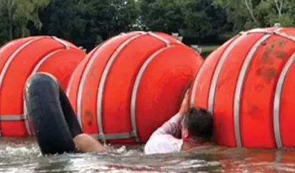 Colocacin de boyas flotantes en el Ro Bravo