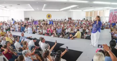 Xchitl Glvez en reunin con simpatizantes en Veracruz