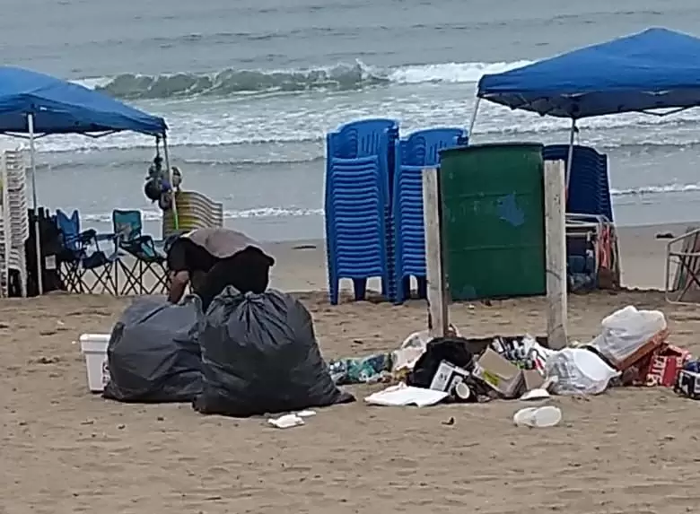 Toneladas de basura en playas municipales