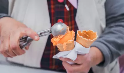 Captura de pantalla de una mujer adulta sirviendo helados en un parque en Ciudad