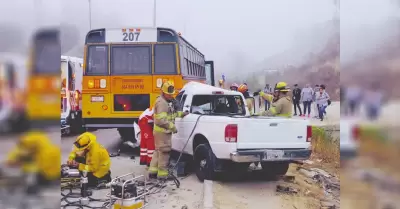 Hombre queda prensado tras impactarse contra transporte de personal