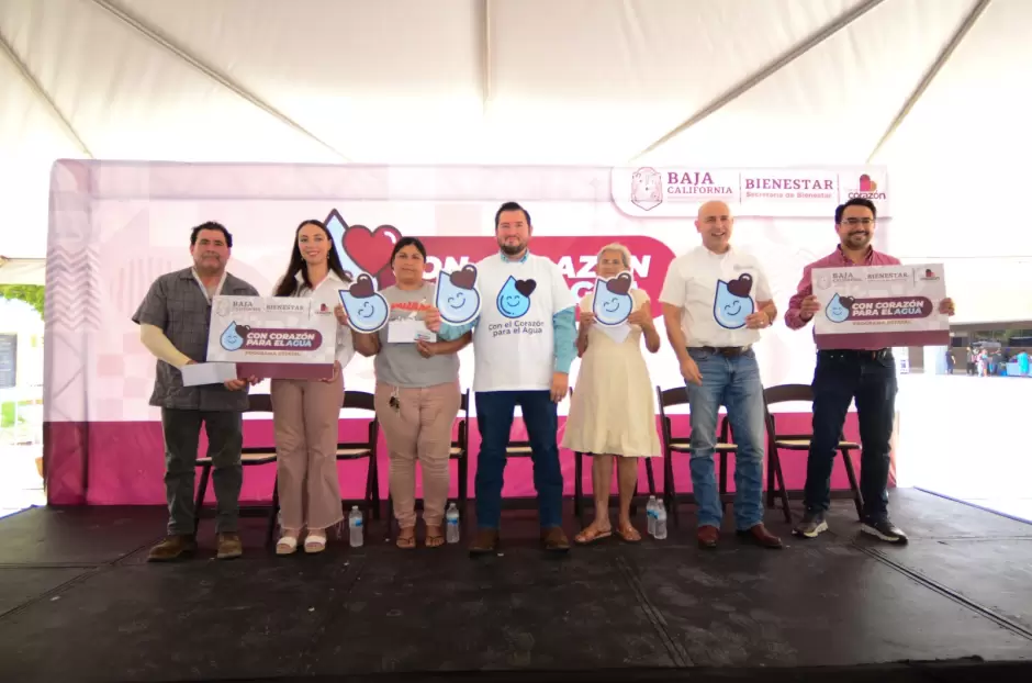 Entrega de tarjetas "Con el Corazn para el Agua"