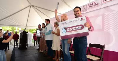 Entrega de tarjetas "Con el Corazn para el Agua"