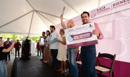 Entrega de tarjetas "Con el Corazn para el Agua"